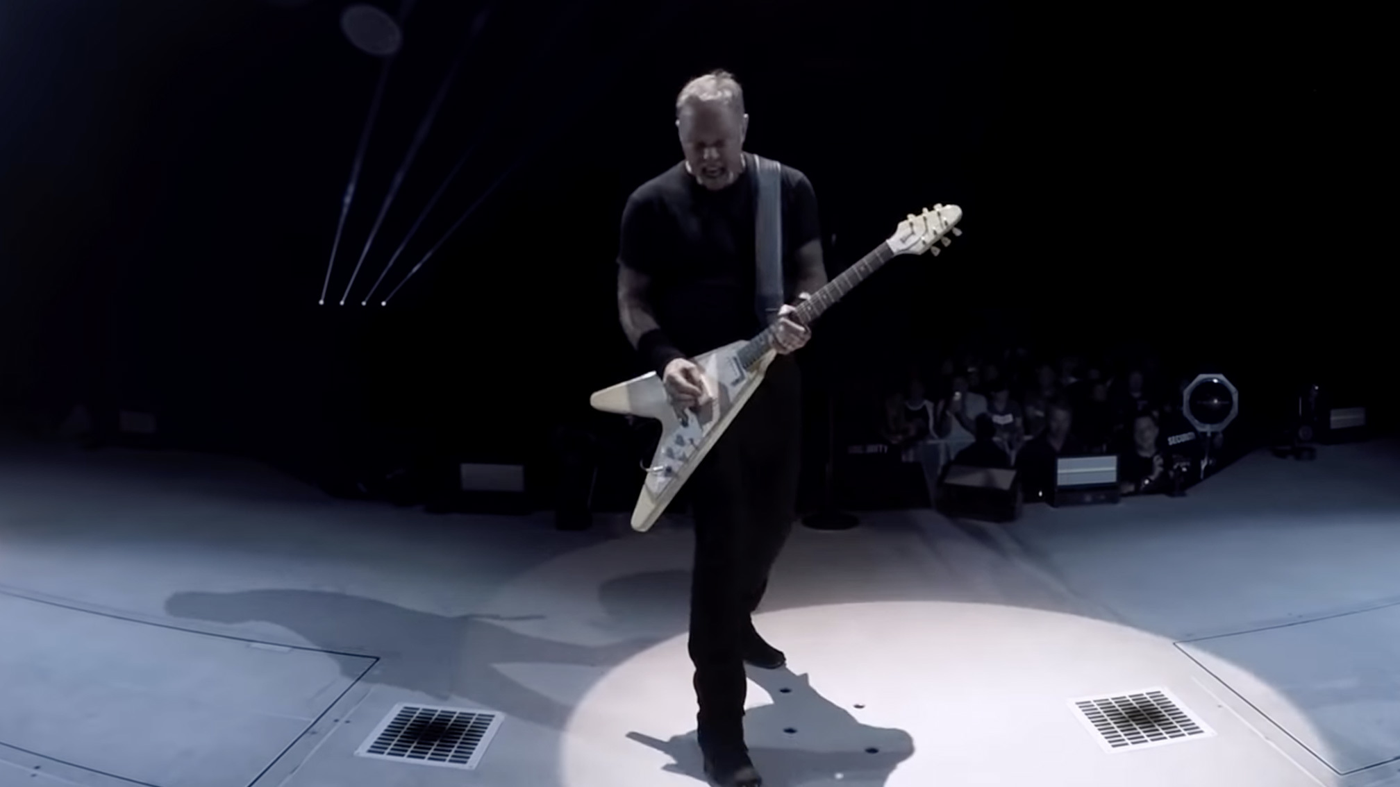 Watch Pro-Shot Video Of METALLICA Performing 'Enter Sandman' At