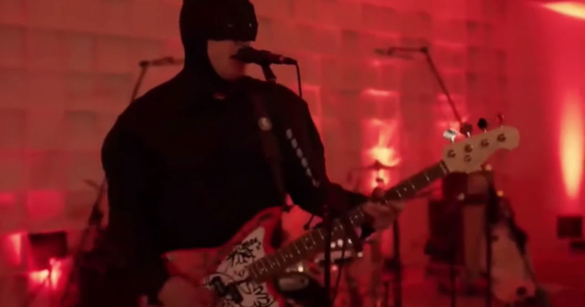 Mark Hoppus performs for first time since cancer battle at… Kerrang!(02)