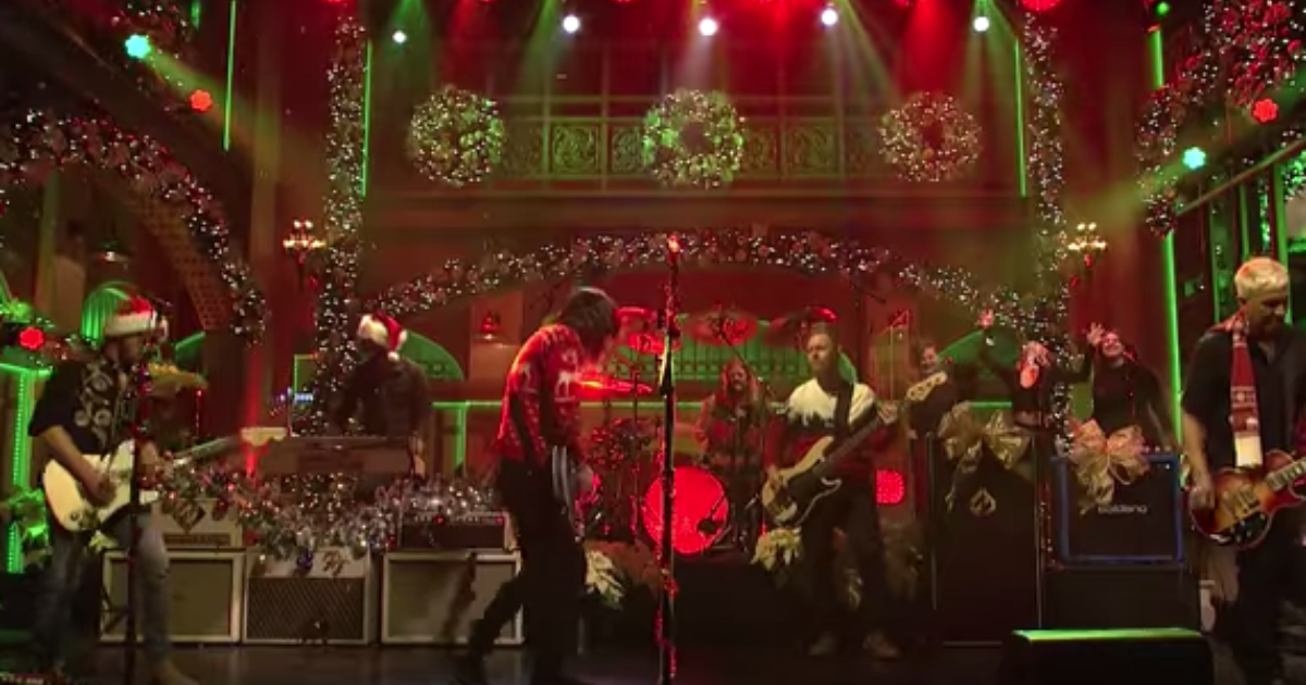 Foo Fighters Get In The Christmas Spirit On Saturday Night… | Kerrang!